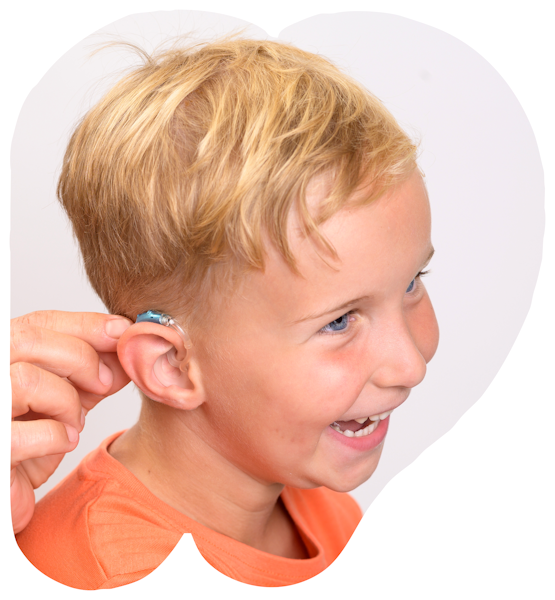 Kind mit Hörgeräten