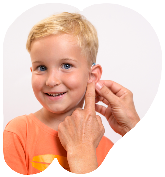 Kind mit Hörgeräten